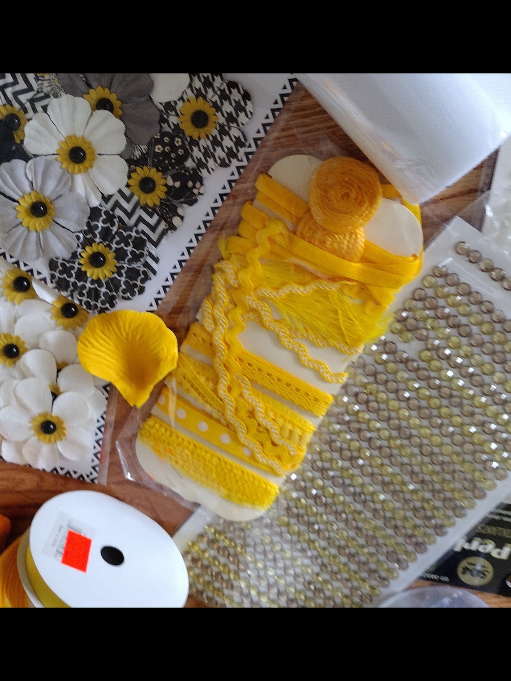 Yellow White Gold Floral & Ribbon Party Craft Kit - Picture 5 of 8